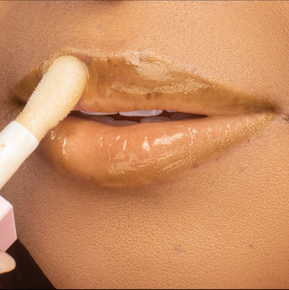 Lip model shot of golden Vanilla Sky Glow Lip Oil applied over light skin tone – radiant glass finish with hydrating glow.